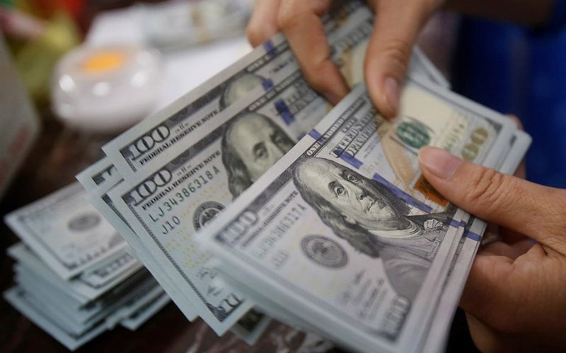 نوسان گیران بازار ارز در تلاش برای افزایش قیمت دلار